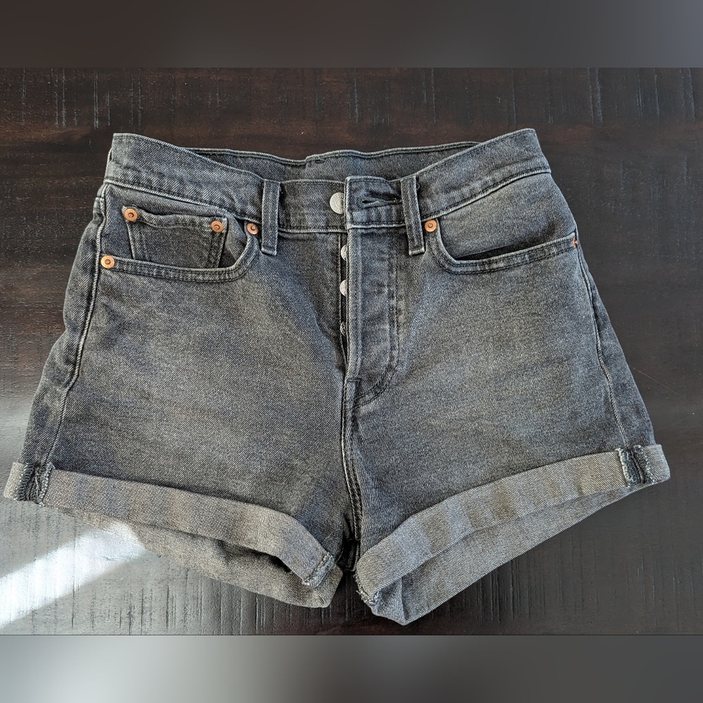 Levi High waisted Black Wash shorts sz 27 US 6
